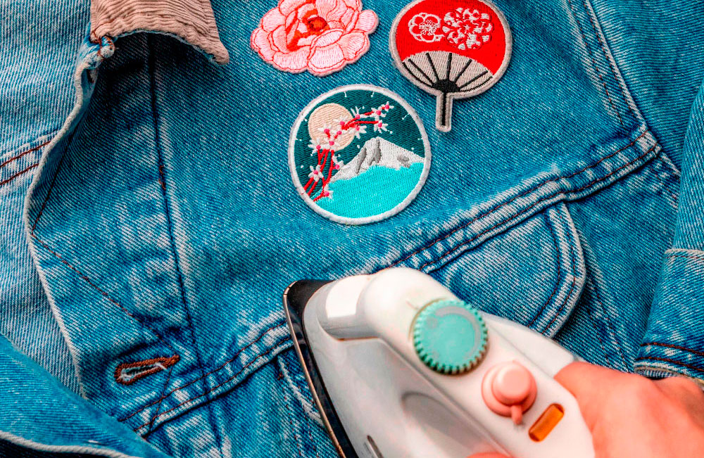 chaqueta-jeans-planchado-mano-primer-plano